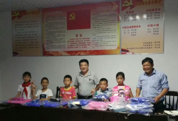荆州农业科学院驻村工作队开展关爱留守儿童活动