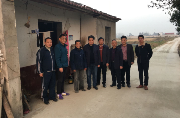 荆州农业科学院院长陈洪洲带队到对口帮扶村走访慰问